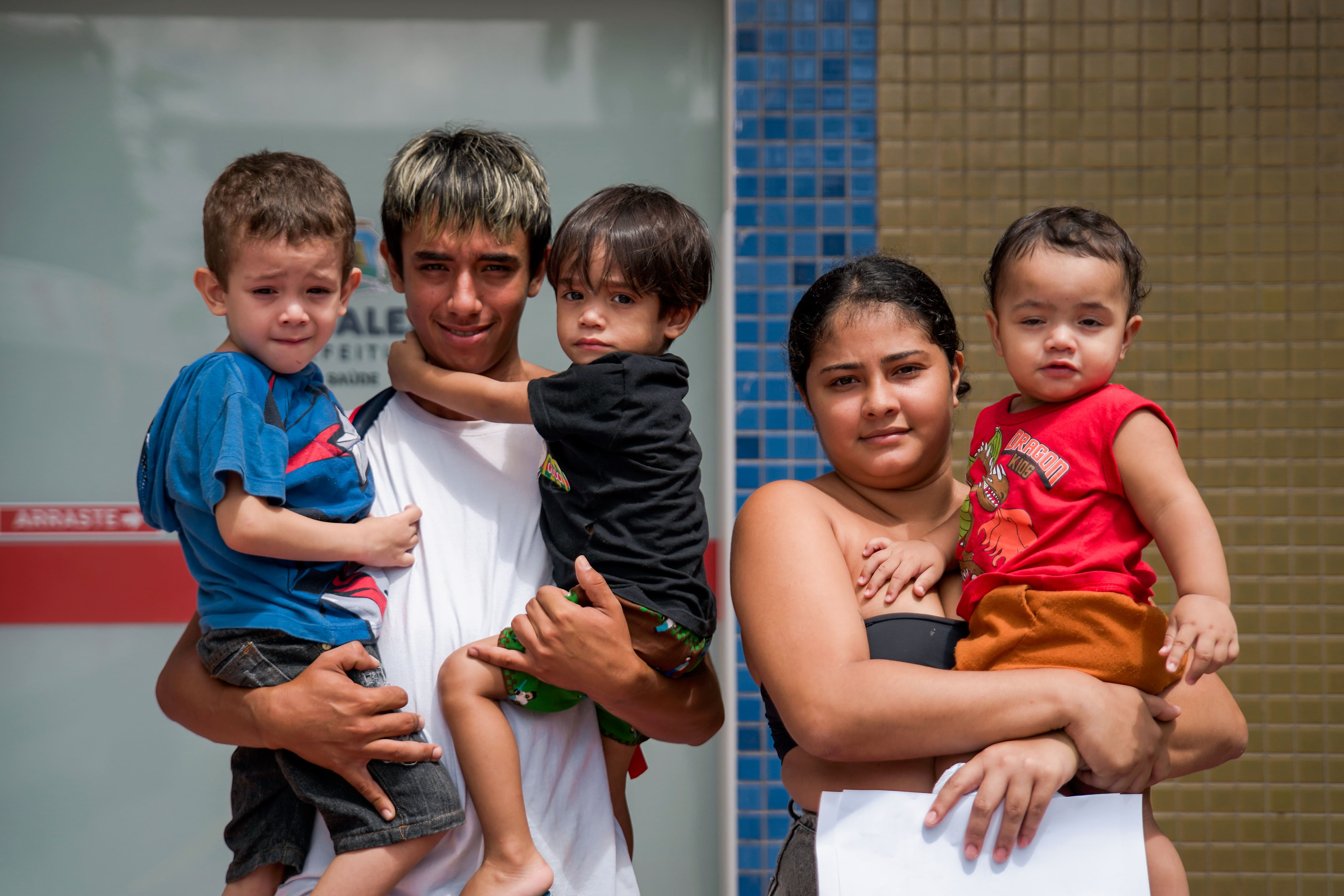 Os pais Pablo Rian e Letícia Victória levaram os filhos David Lucas, Arthur e Ângelo para atendimento (Foto: Tainá Cavalcante)